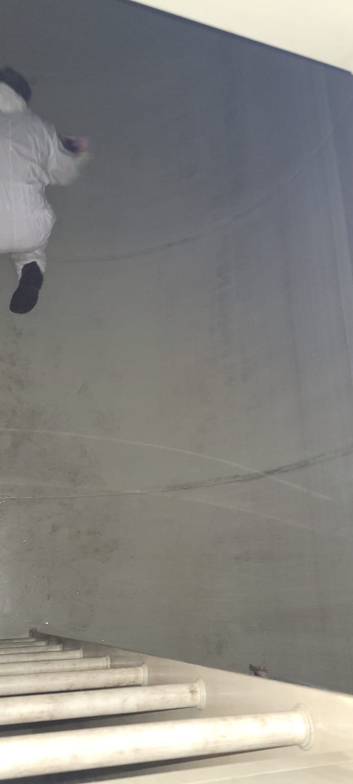 Vista interna de tanque de armazenamento durante processo de limpeza