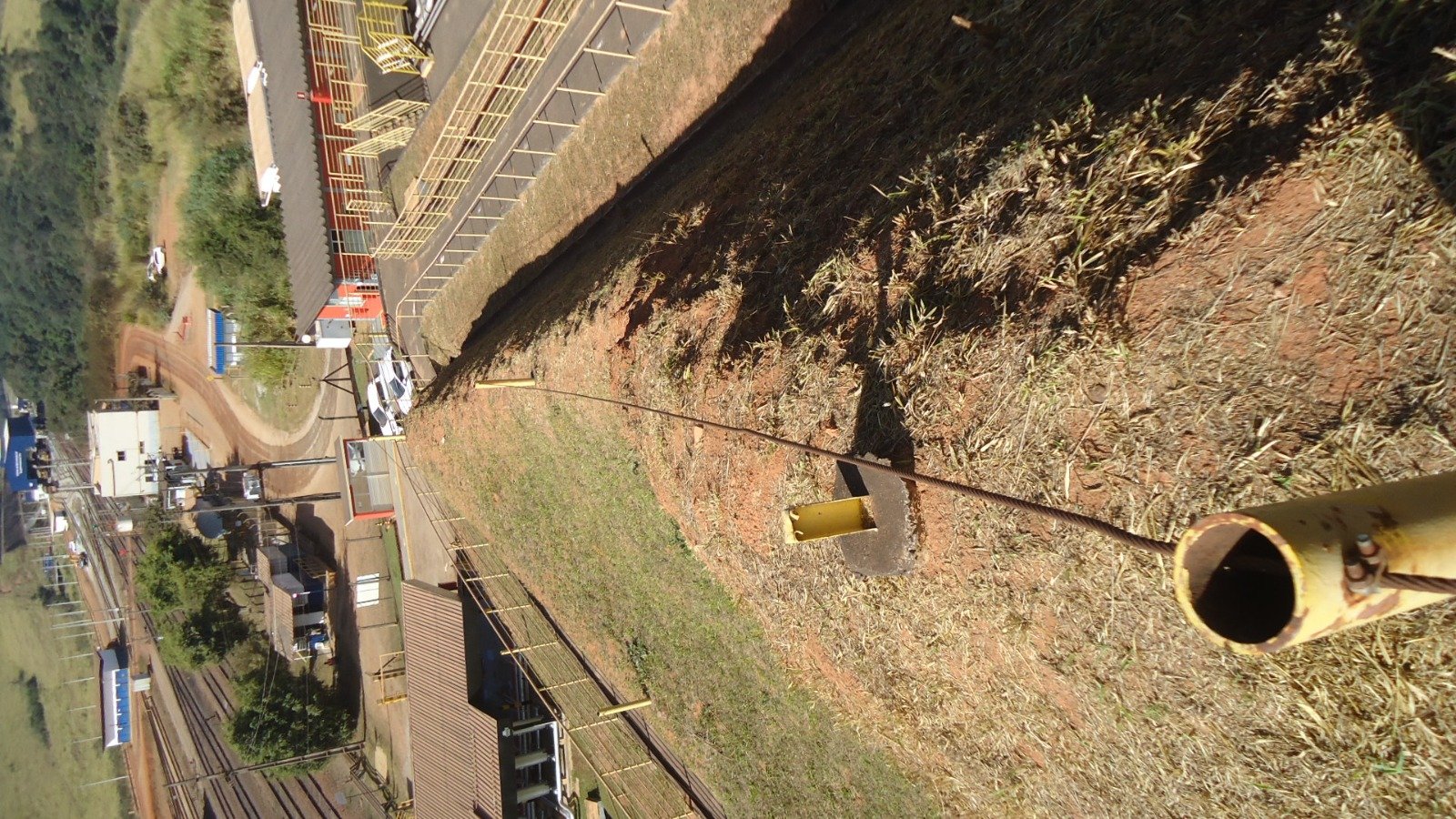 Vista de altura em instalação ferroviária durante inspeção de linha de vida