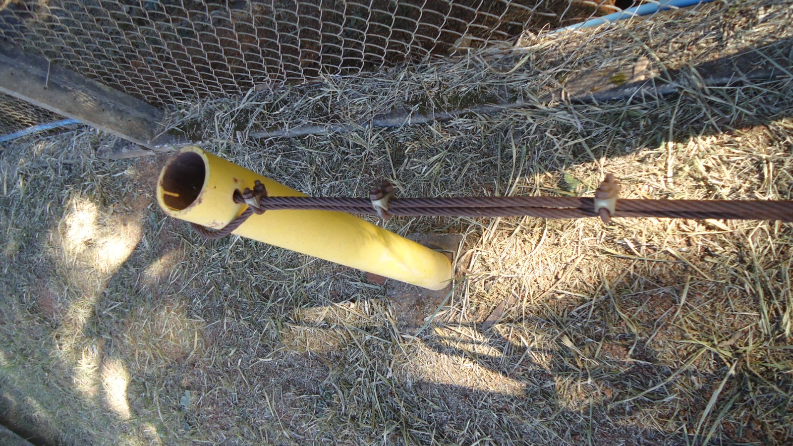 Terminal amarelo de linha de vida com cabo de aço em instalação de altura