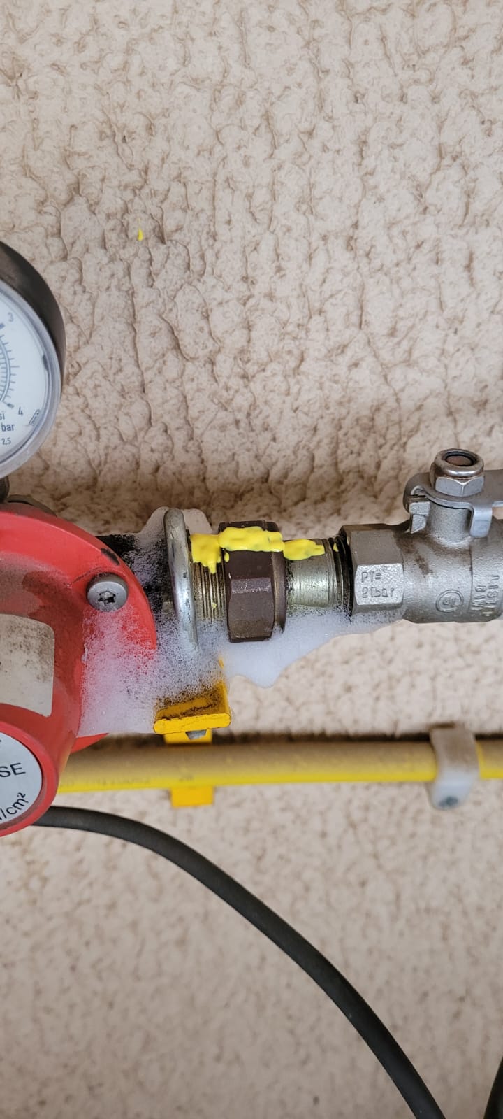 Detalhe de conexão em rede de gás com produto revelador de vazamento