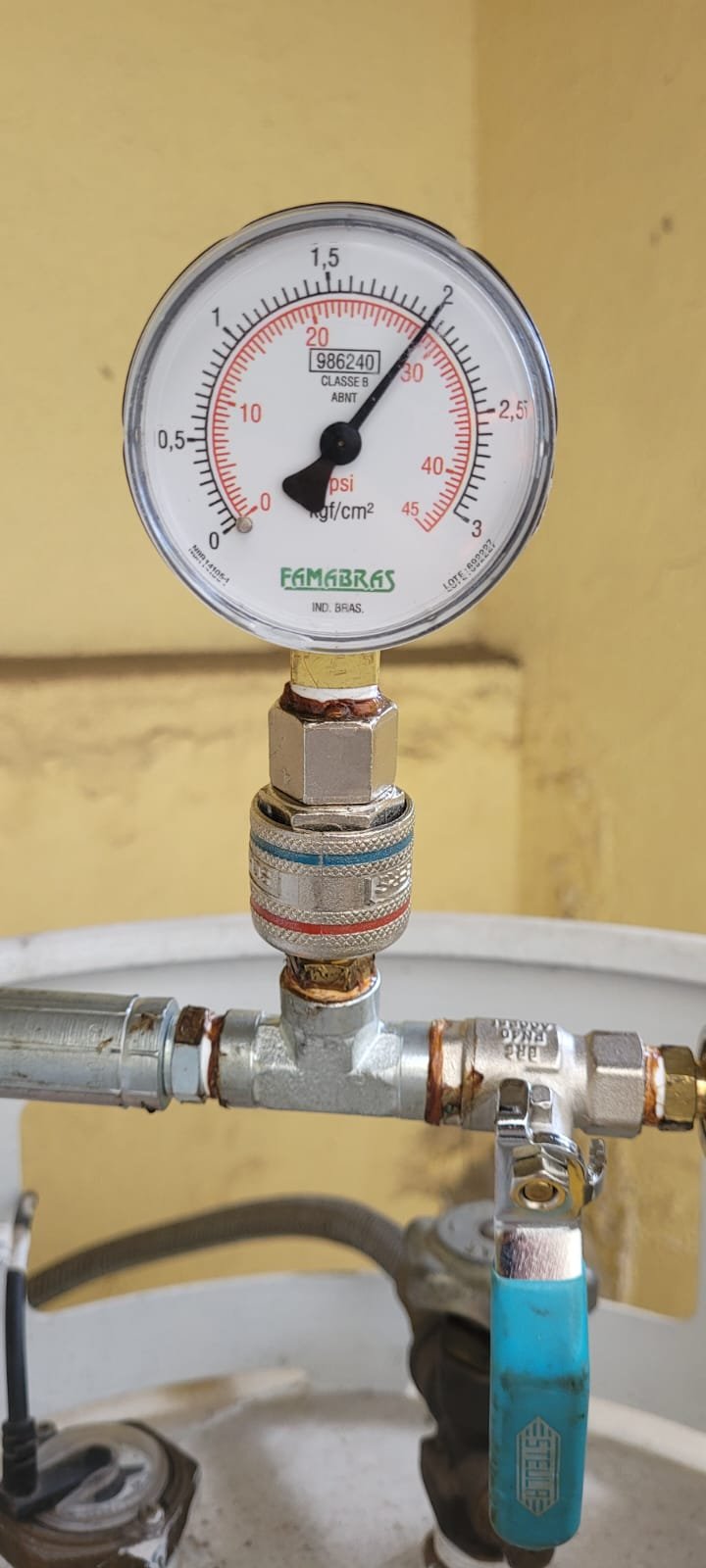 Manômetro em rede de gás durante aferição de pressão