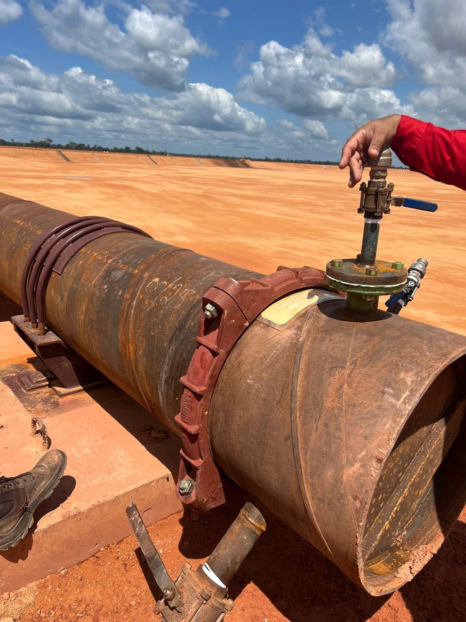 Tubulação em campo preparada para teste hidrostático